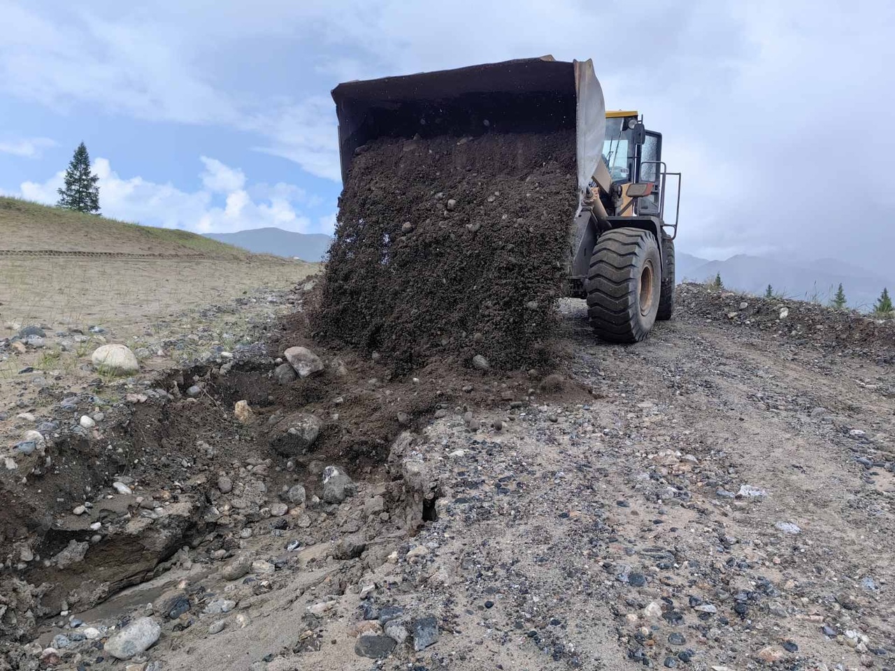Проведены работы в местности Ульhэн губоо на участке дороги Орлик - Саяны - Хужир.